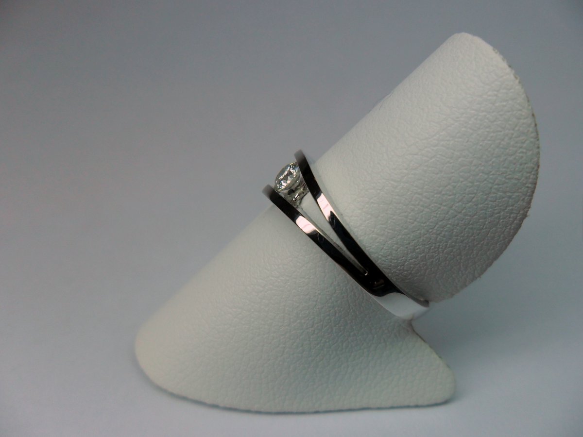 Klemspleet Ring Witgoud 0.16 crt.